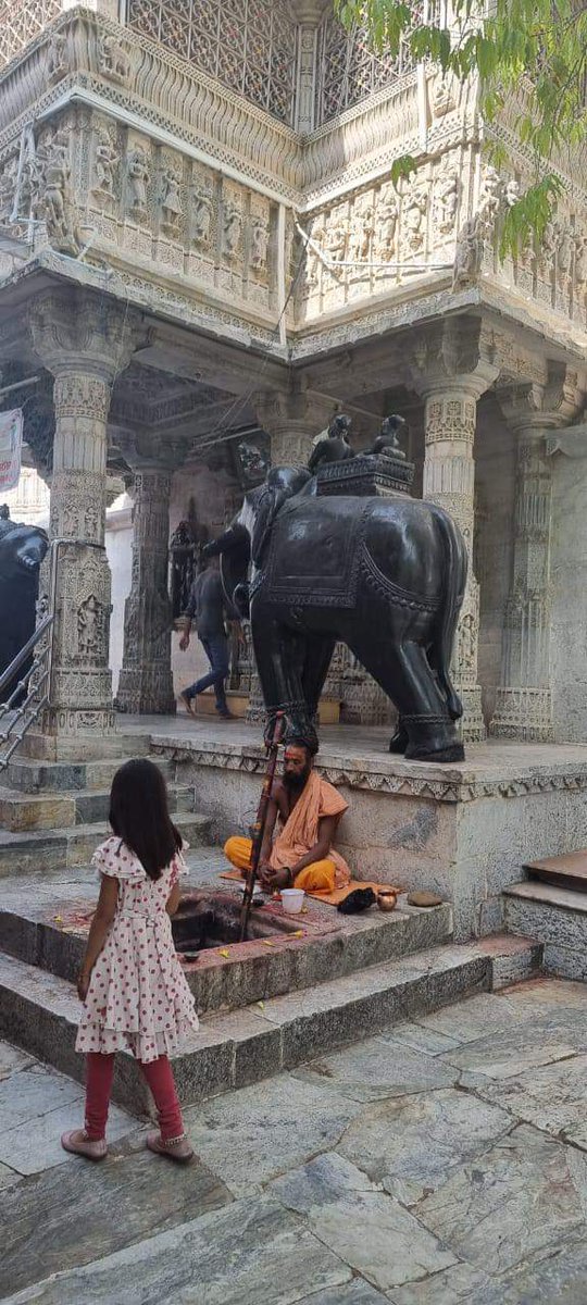 JainGoldnMandir's tweet photo. श्री केशरीयाजी जैन महातीर्थ के बिगड़ते हालात- मुख्य सीढ़ियों के समीप ही पिछले कितने दिनों से हवन कुंड बनाकर हवन किया जा रहा है । रातों रात हवन कुंड बनाया गया है। https://t.co/TEvklTGo9K
