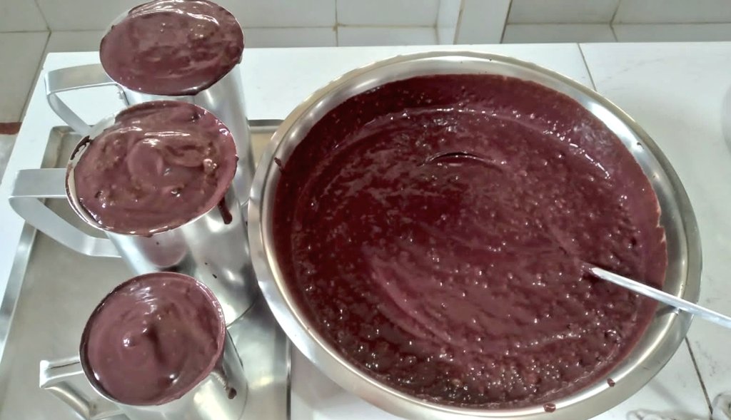 AcaiGrosso's tweet image. O vendedor de açaí me manda uma mensagem perguntando se eu vou querer açaí hoje.
Eu respondo dizendo que hoje não vou querer.
Aí ele manda essa imagem e diz que hoje tá especial.

Pedi 2 litros.