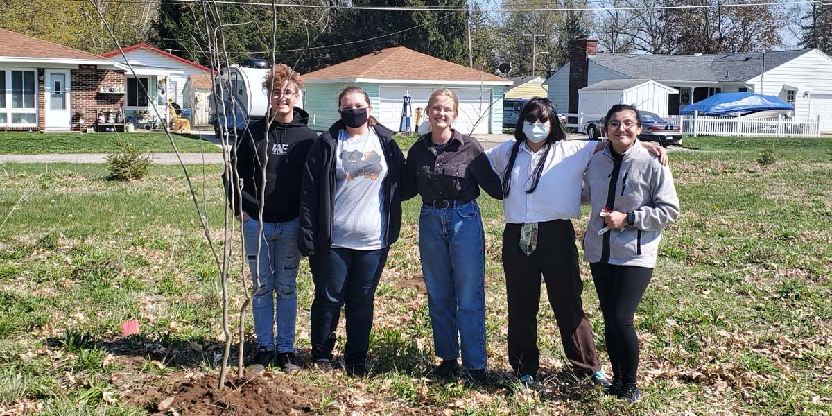 keyclub's tweet image. Happy #EarthDay! 🌍 Wawasee High School Key Club in Indiana put together Earth Day: Trees and Hope service project. With the help of Youth Opportunities Fund grant and Wawasee Area Conservancy Foundation. How is your club celebrating? Let us know! 👇  keyclub.org/news/earth-day/