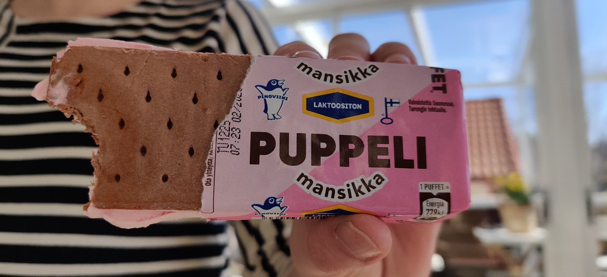laxtlo's tweet photo. Buffetti on puppeli wtf?😂 #buffetti #puppeli https://t.co/u4tcBY1Kun