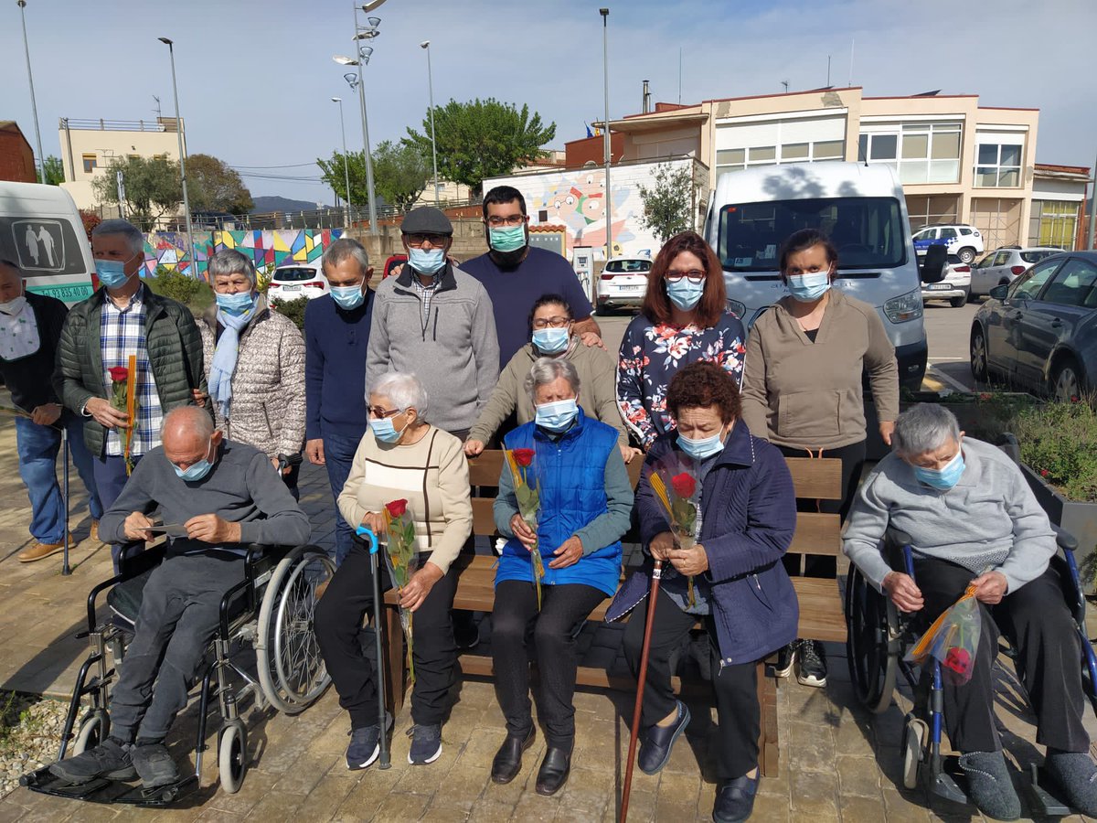Ampans's tweet photo. 🌹 L’equip de la residència Urpina ha anat a dur roses al casal del seu poble.
👏 Roses entregades de part de @tousjewelry #MEBSA @PuigdellivolSL @ICLiberia #Mafrica @la_UPC #ElectrodomesticsBases @Avinent_Group @cpmanresahoquei @tsb_trans #ConstructoradAro #Agromonistrolet https://t.co/J4xVb4A1wL