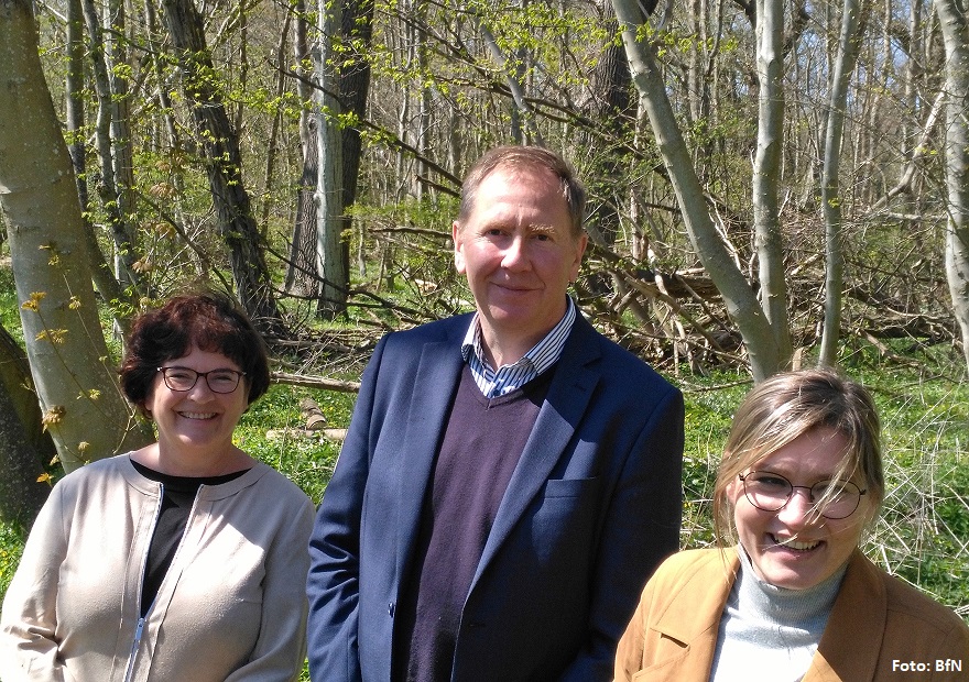 Sabine Riewenherm, Heiko Miraß, Anna Kassautzki auf der Insel Vilm (Foto: BfN)