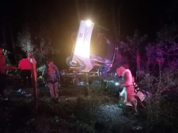 RedaccionO's tweet photo. ⚠️‼️#Extra‼️⚠️
Tragedia en #Juquila
Un autobús con peregrinos del estado de #Puebla volcó en la carretera #Juquila - #PuertoEscondido. 5 personas murieron, los heridos fueron tralsadados en taxis y patrullas al hospital básico de la comunidad #Chatina.
@SSP_GobOax https://t.co/0TF3KJo6l9
