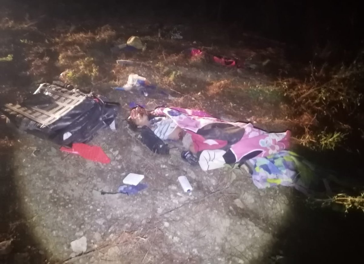 RedaccionO's tweet photo. ⚠️‼️#Extra‼️⚠️
Tragedia en #Juquila
Un autobús con peregrinos del estado de #Puebla volcó en la carretera #Juquila - #PuertoEscondido. 5 personas murieron, los heridos fueron tralsadados en taxis y patrullas al hospital básico de la comunidad #Chatina.
@SSP_GobOax https://t.co/0TF3KJo6l9