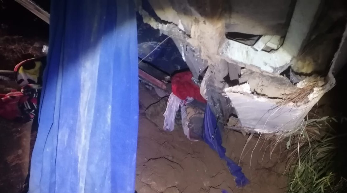 RedaccionO's tweet photo. ⚠️‼️#Extra‼️⚠️
Tragedia en #Juquila
Un autobús con peregrinos del estado de #Puebla volcó en la carretera #Juquila - #PuertoEscondido. 5 personas murieron, los heridos fueron tralsadados en taxis y patrullas al hospital básico de la comunidad #Chatina.
@SSP_GobOax https://t.co/0TF3KJo6l9
