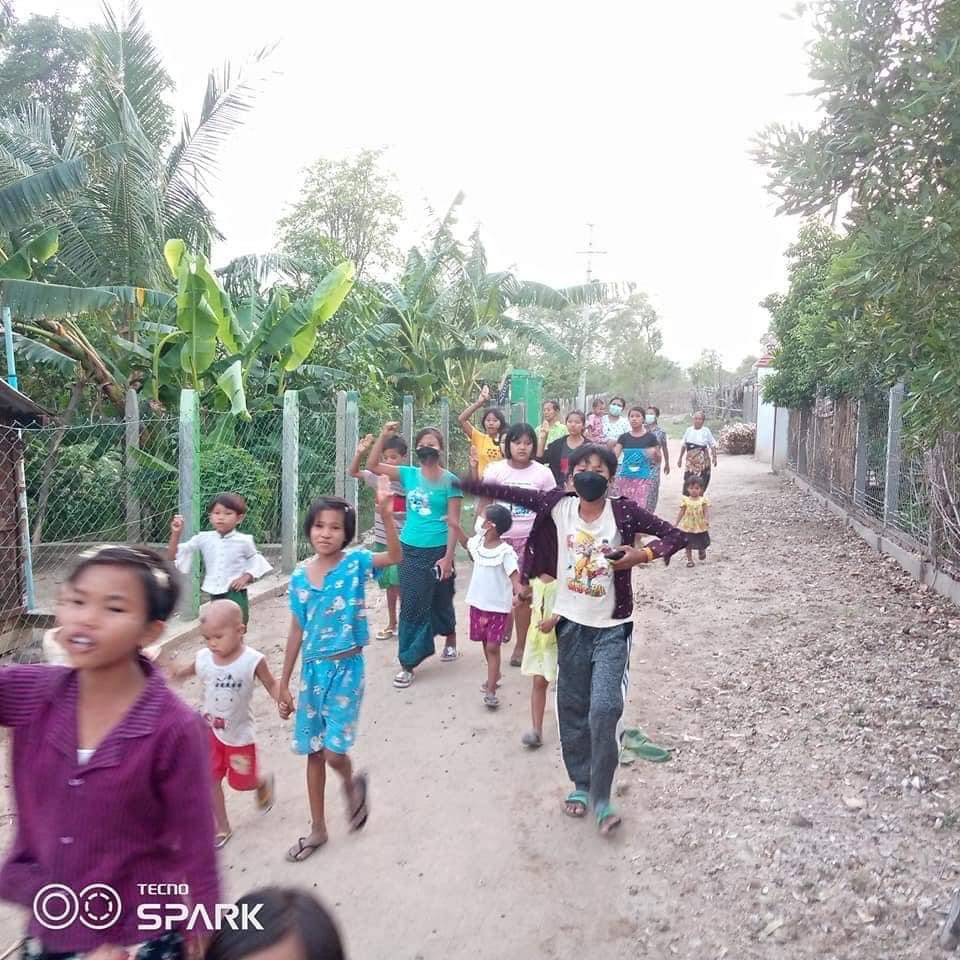 KYITHAR95368969's tweet photo. Marching protest led by residents from a small village of #Yinmarbin Twp, #Sagaing , staged a strike to drive out the #MilitaryDictatorship on April 22.

#GenocideAwarenessMonth 
#GenocidalMilitary 
#2022Apr22Coup 
#WhatsHappeningInMyanmar https://t.co/p9spTOi6ke