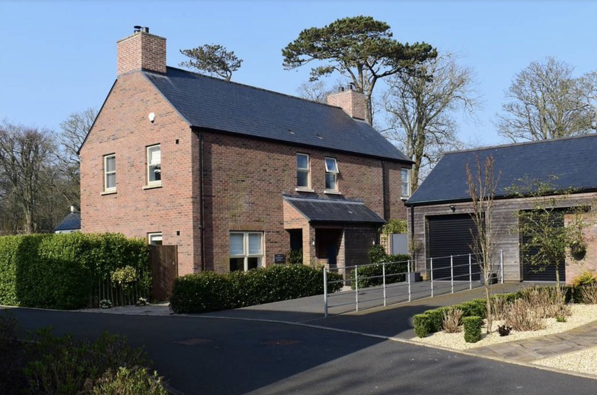 Propertynewsni's tweet image. I'd happily eat my dinner at the picnic table every day! 😍

📍 Strangford
🛏 4 bed 
💰 £510,000
📞 @ARFestates

propertynews.com/property/ARFAR…

#property #propertyforsale #propertynewsni