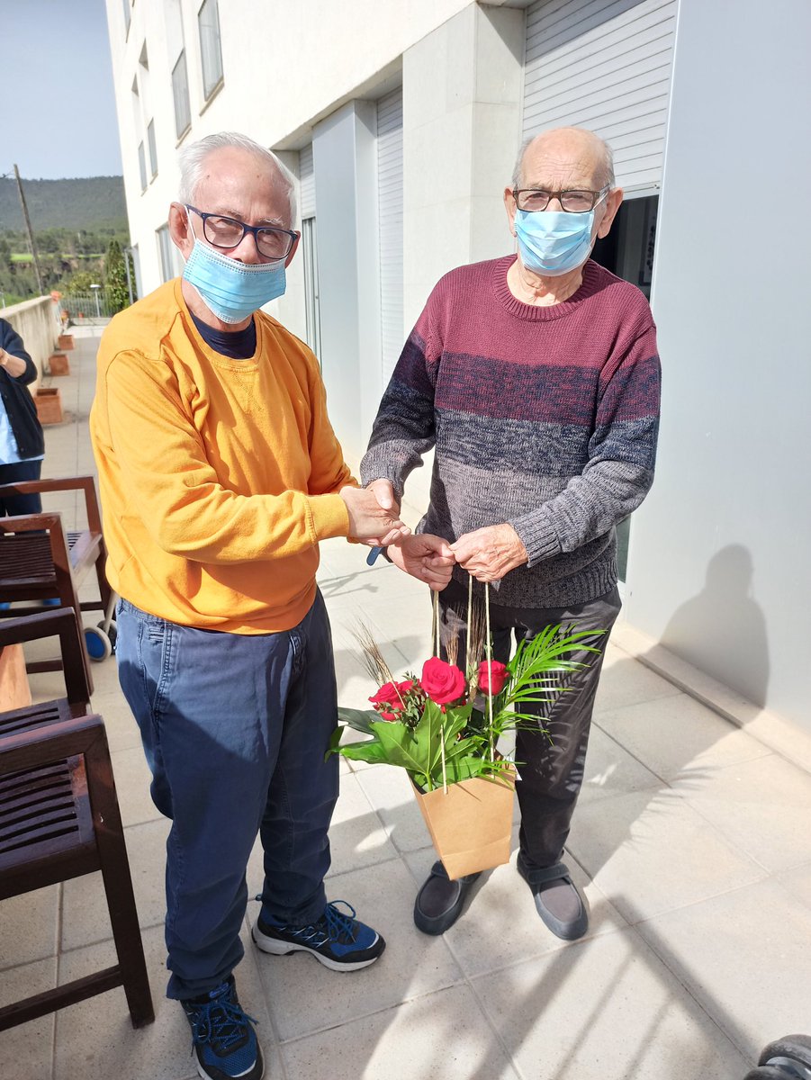 Ampans's tweet photo. Sant Jordi també ha arribat a la residència de Callús! De les mans dels artistes del CO Sant Joan ❤️ 🐞
@tousjewelry #MEBSA @PuigdellivolSL @ICLiberia #Mafrica @la_UPC #ElectrodomesticsBases @Avinent_Group @AltimaSF @cpmanresahoquei @tsb_trans #ConstructoradAro #Agromonistrolet https://t.co/f6yrLhTcCX