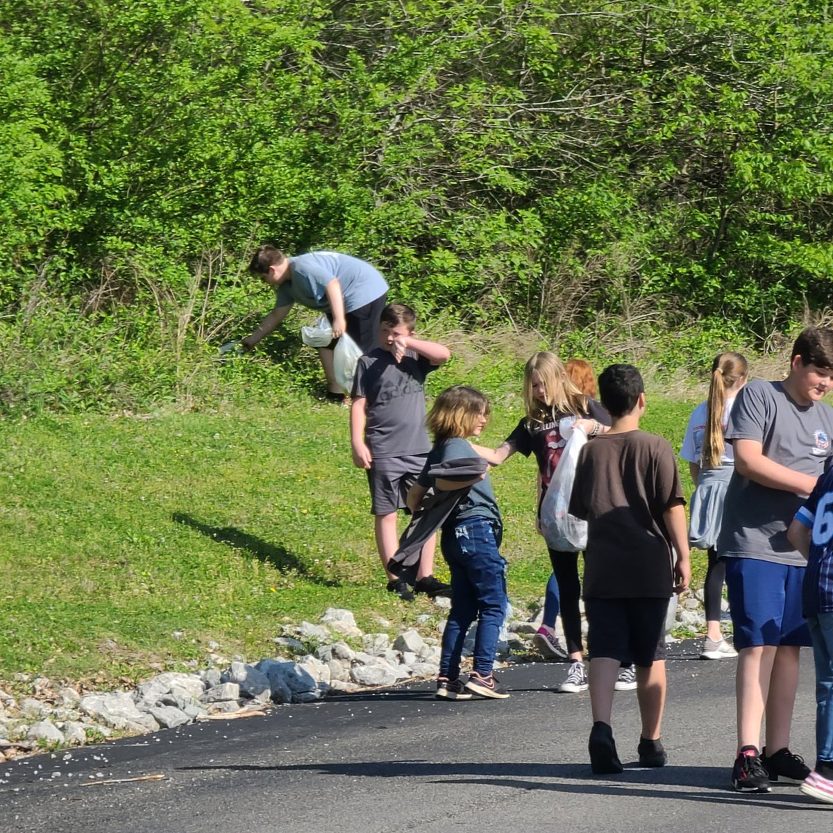 dreamydrew68's tweet photo. Earth Day..6th Grade taking pride in the campus @culleokaunit @MauryCoSchools https://t.co/2ysQnwfXaE