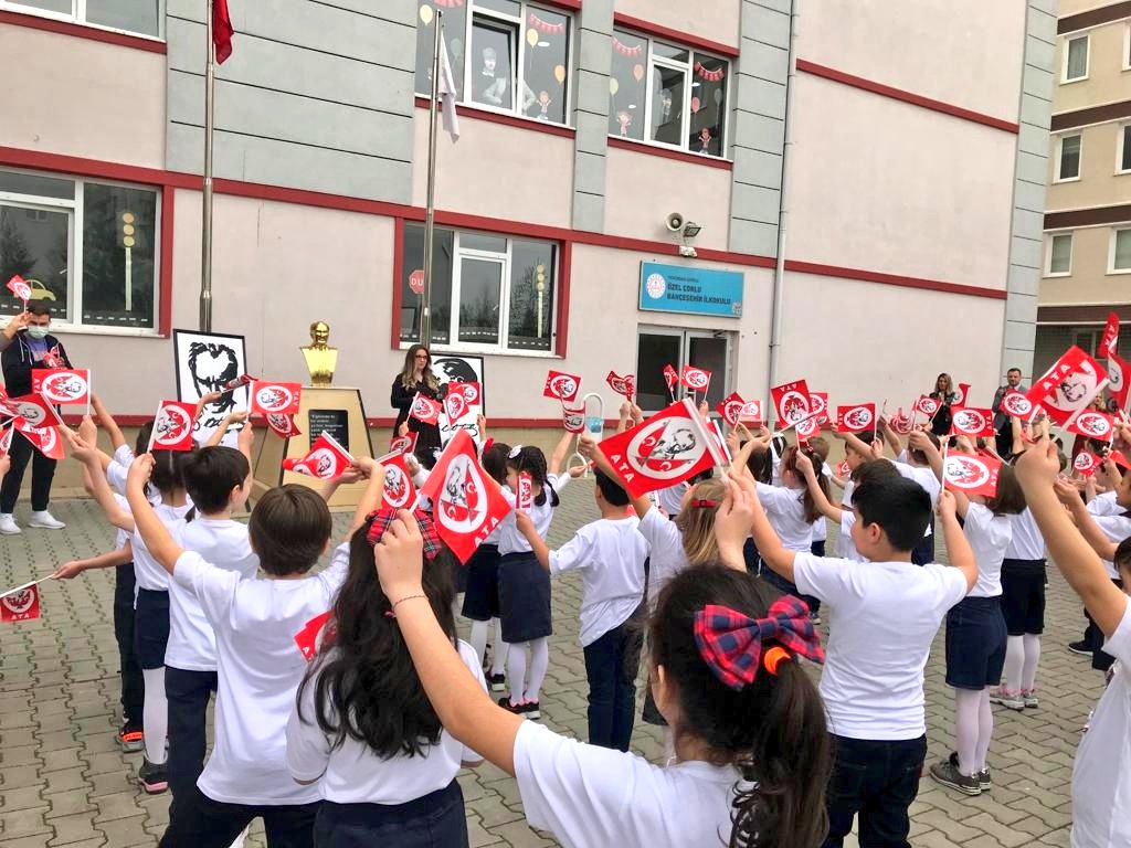 corlubk's tweet photo. “Türk olmak, gurur duymaktır; şanlı bir tarihe sahip olduğun için. 
Türk olmak, özgür olmaktır; hürriyeti damarlarında taşıdığın için. "
1. ve 4. sınıf öğrencilerimiz 23 Nisan Ulusal Egemenlik ve Çocuk Bayramını coşkuyla kutladılar..🇹🇷 https://t.co/V6dFhXrOAv