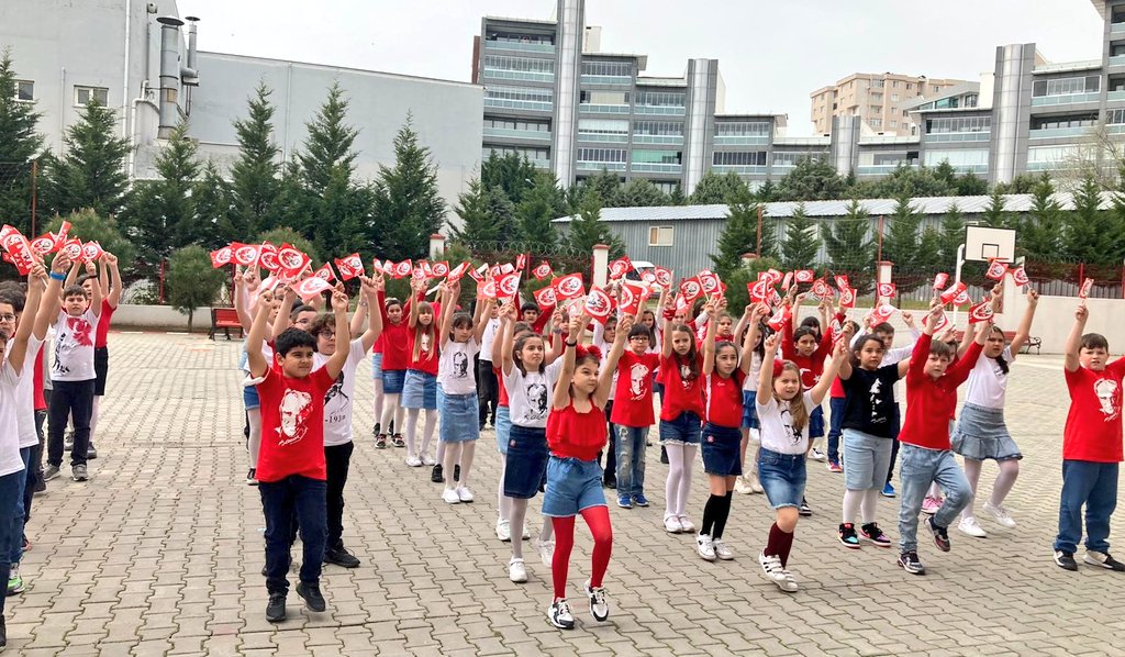“Türk olmak, gurur duymaktır; şanlı bir tarihe sahip olduğun için. 
Türk olmak, özgür olmaktır; hürriyeti damarlarında taşıdığın için. "
1. ve 4. sınıf öğrencilerimiz 23 Nisan Ulusal Egemenlik ve Çocuk Bayramını coşkuyla kutladılar..🇹🇷