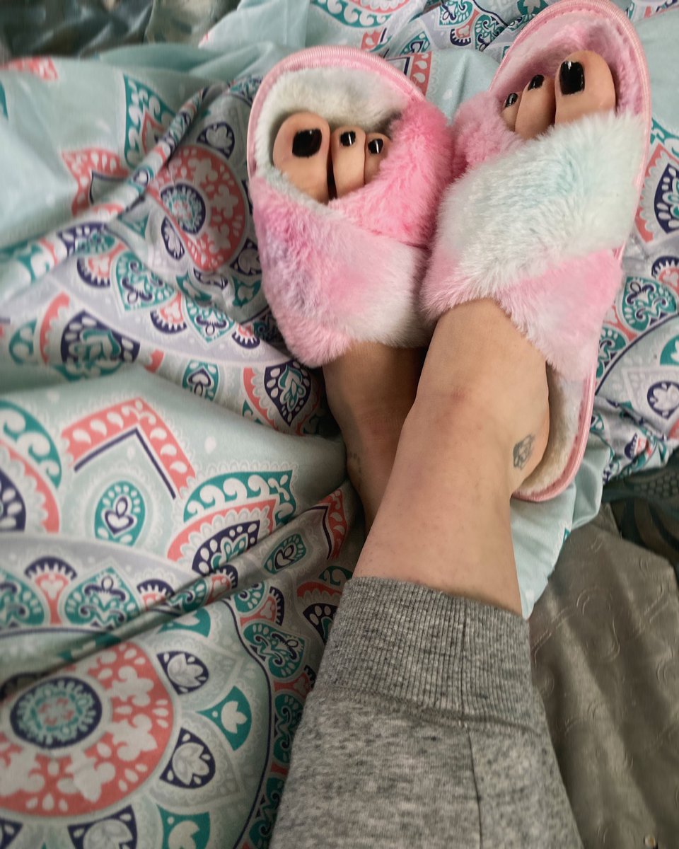 BareBombshellB's tweet photo. enjoying my slippers from the Easter bunny &amp; hoping everyone had a happy holiday 🐣🐰🫧🌸🪺 #cutefeet #footloversonly #onlyfeet #instafeet #easter #happyfeet #slippers #slippersandtoes #cutetoes #nicefeet #sexyfeet #archedfeet #footfetishworld #footworld #feet #softfeet #onlyfans https://t.co/4Uow3fJZl1