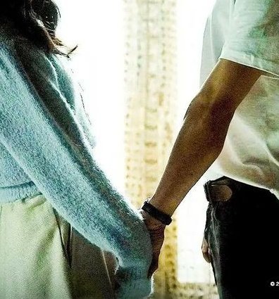 gramk99's tweet photo. So cute.  🥰🤩😍😘🤍💟👏🥰
The sleeves were too long to cover her hands and he was holding hers like that 😝😜🤗🤗☺😚😋☺
#HAESO https://t.co/TaXfUxkTzV