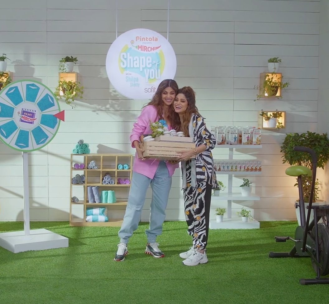 ShamitaFanClub6's tweet photo. Loved the whole episode of #ShamitaxShapeOfYou 
Just go and watch rn if you haven't!
Shetty sisters have killed it!🔥

#ShamitaShetty #ShilpaShetty @ShamitaShetty @TheShilpaShetty 

@FilmyMirchi #FilmyMirchi https://t.co/HsV4GSaKxO