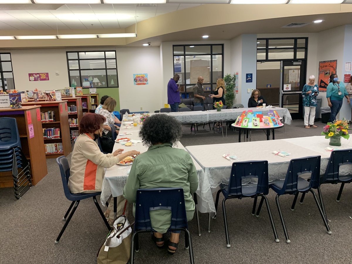 ValdesNativ's tweet photo. We are so blessed for all of the support our volunteers provide to the Lewisville elementary family @LewisvilleES @LoriLitchfield #theponyway https://t.co/kAbs5LFac6