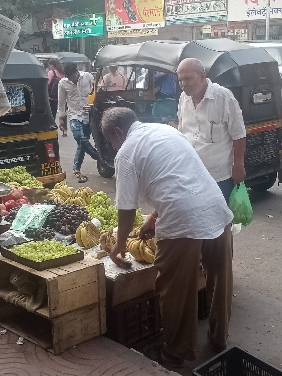 DEV17072663's tweet photo. @mybmcWardT @mybmc @MCGM_BMC @CPMumbaiPolice @hmo_maharashtra @traffpoli @CMOMaharashtra @BJP4Mumbai all though vehicle parked next to this.. but why not taken this street vendors stall? It's under #100mtr from #railway_station using #Banned #plastic_bags #blocking #foothpath https://t.co/VOwFnWDQ2h