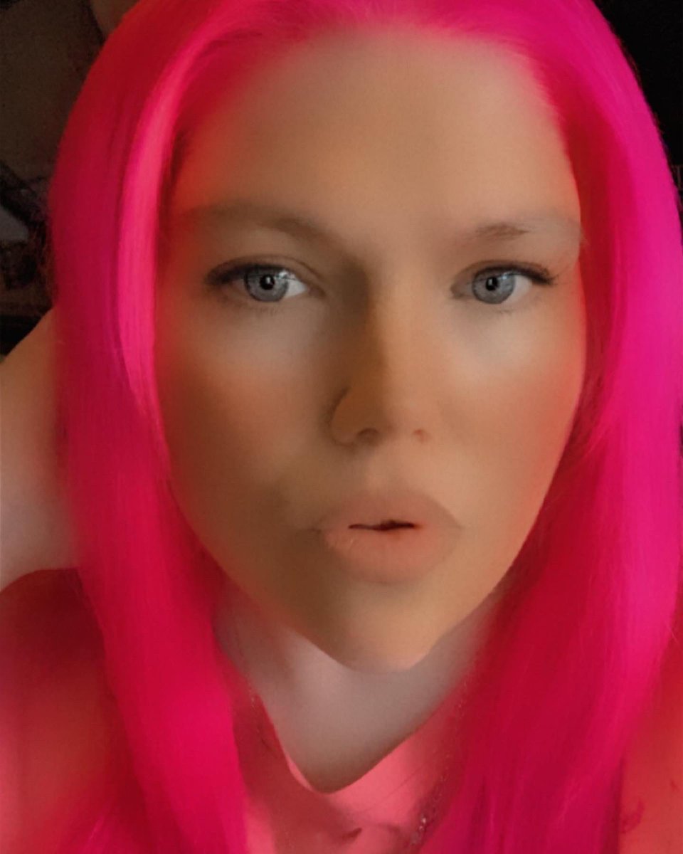 AbbiiLouiise90's tweet photo. #mumlife #pinkhair #psychic #spiritualreader #wifeofafighter https://t.co/anC6t14IN6