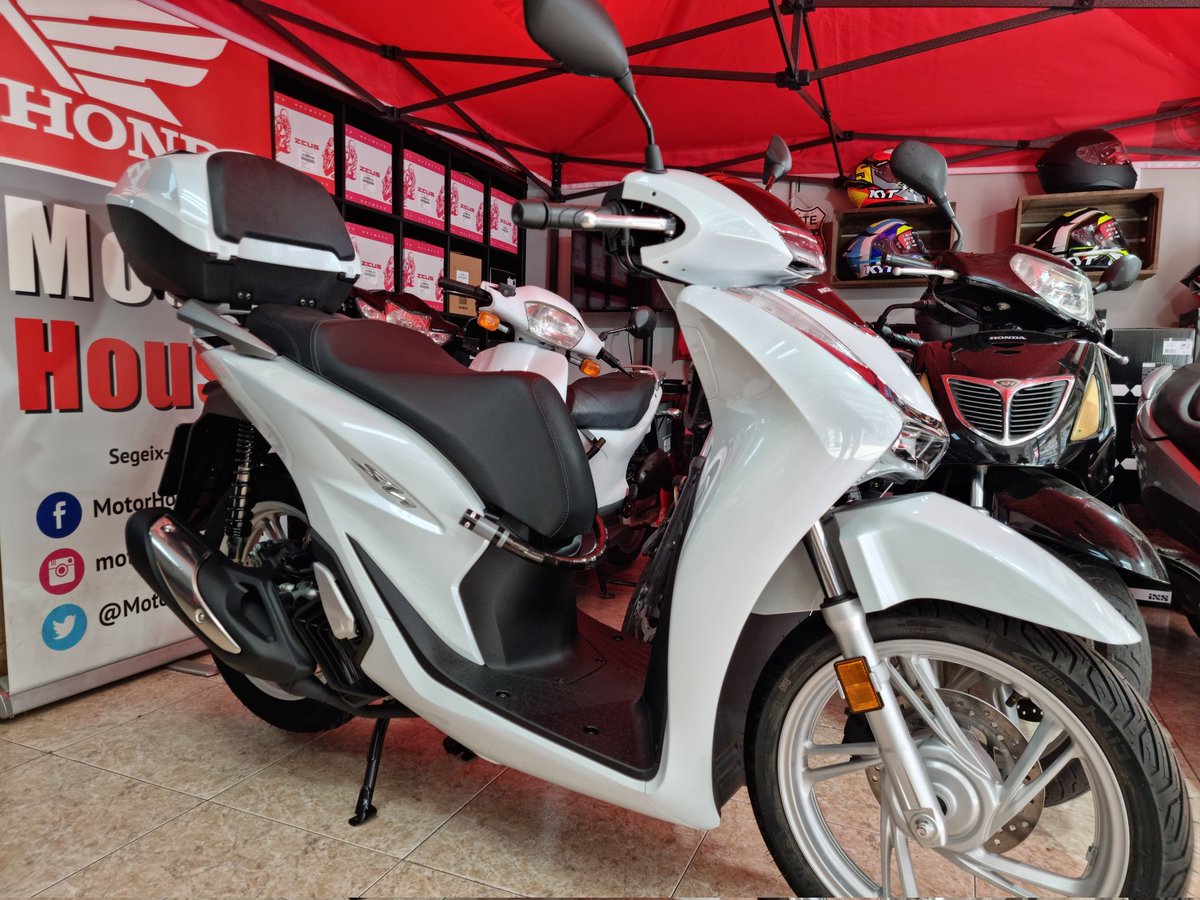 MotorHouseVng's tweet photo. Hoy entregamos otra Honda SH125!! Que la disfrutes mucho Oscar!! #MotorHouse #Honda #Vilanova #sh125 #scooter #motorcity #motorbike #vilanovailageltrú #garraf #Catalunya https://t.co/cQpM0Bhqtl