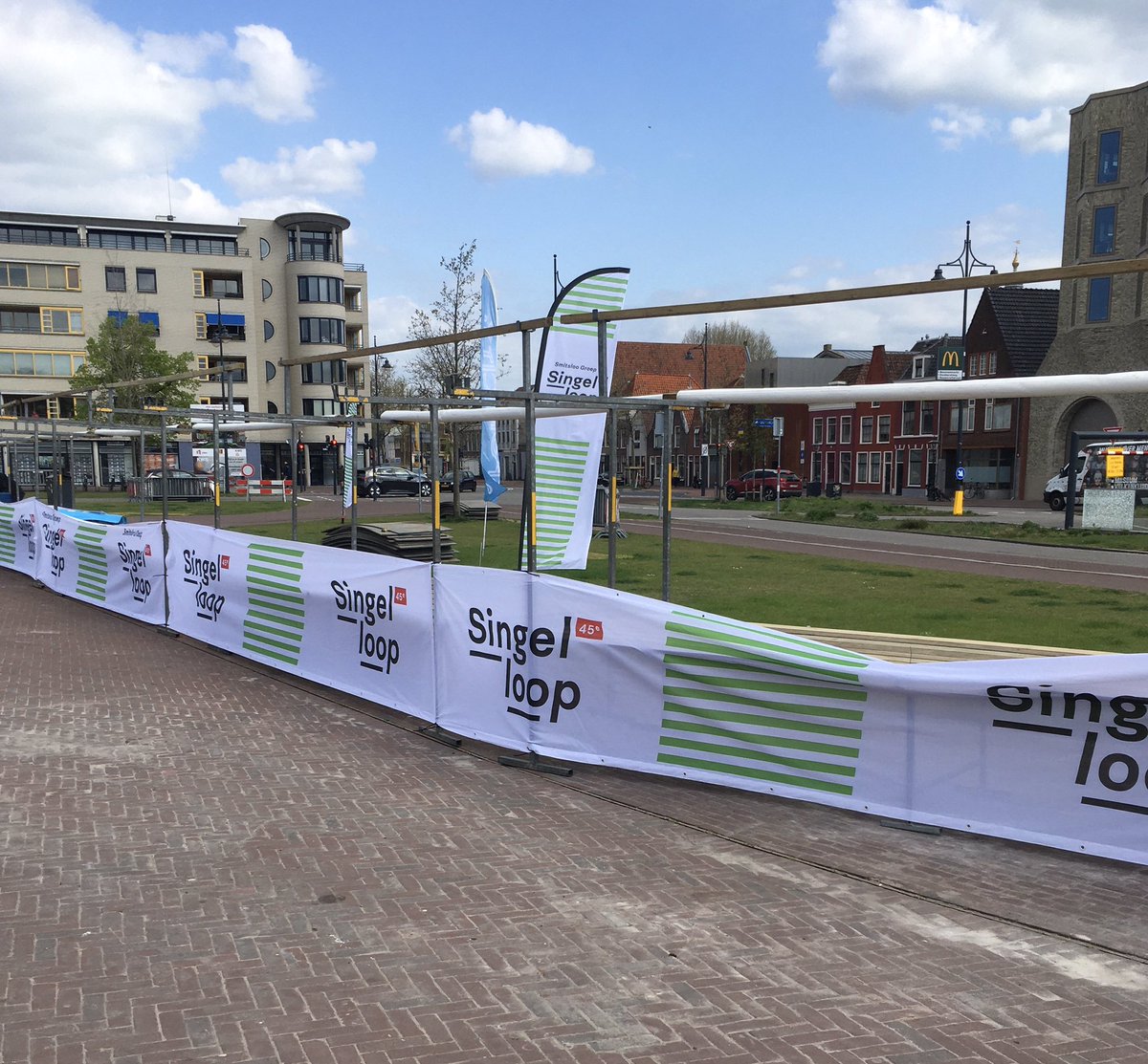 SingelloopLDN's tweet photo. Het opbouwen is begonnen. Voor alle lopers: succes vanavond! Pas wel op voor onverwachte obstakels en let een beetje op elkaar. Veel plezier 🏃‍♀️🏃‍♀️🏃‍♀️ https://t.co/nf1y6dOCNQ