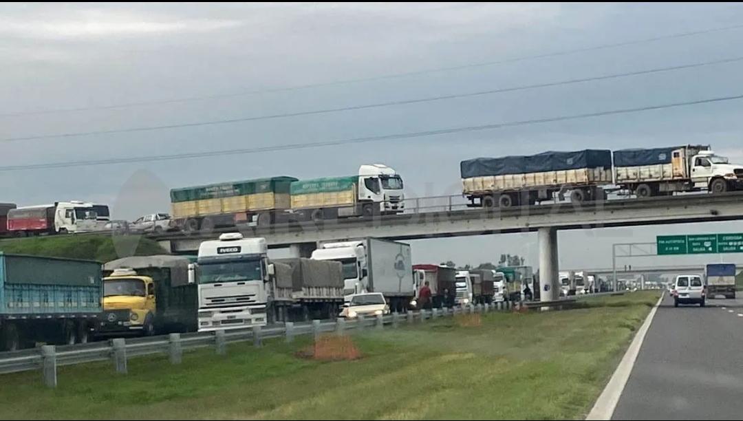 Meme_Meier's tweet photo. Suspendidos los colectivos de Rosario a Santa Fe hasta mañana. No se puede llegar ni a San Lorenzo de cómo cortan las rutas por no ahorrar ni un gramo de saqueo. https://t.co/CxXsZLQ2Jo
