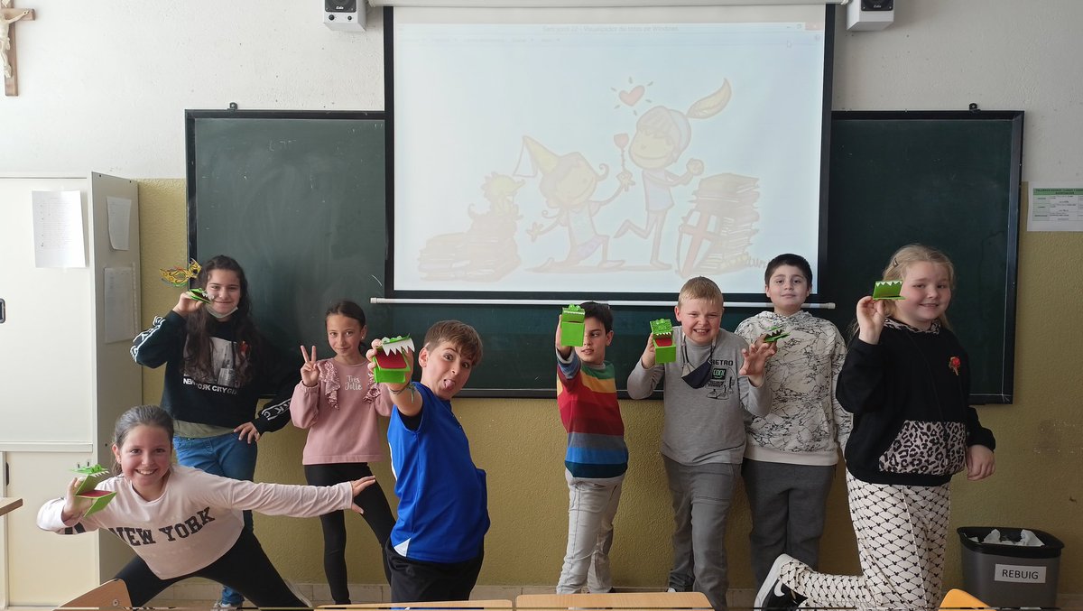 EscolaMariaWard's tweet photo. #4EPA #SantJordi2022 📚🌹 Tots som dracs 🐉 https://t.co/bvgq2wKHy0