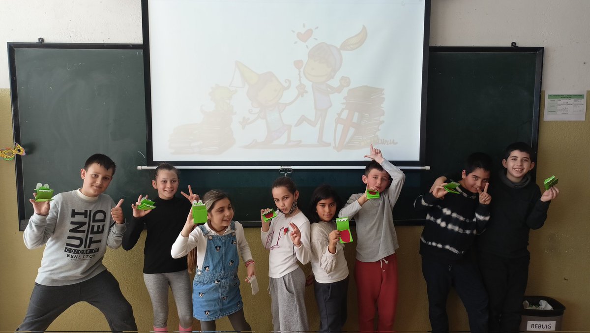 EscolaMariaWard's tweet photo. #4EPA #SantJordi2022 📚🌹 Tots som dracs 🐉 https://t.co/bvgq2wKHy0