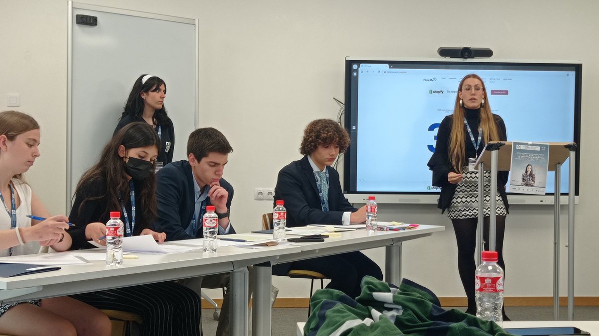 FrayLuisSCJ's tweet photo. Hoy estamos debatiendo en la Universidad Francisco de Vitoria. Tantos nervios como ilusión justo antes del primer enfrentamiento. 

#FrayLuisSecundaria #Secundaria #Debate #FrayLuisBachillerato https://t.co/F7RGdiE2AW