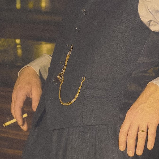 Speaking of Peaky Blinders’ wardrobe. I’ve incorporated on this clothing although it’s not really my style, because in daily life I like to dress much more casually. I love everything tailored. As they were made to measure for us, it’s something that excites me.