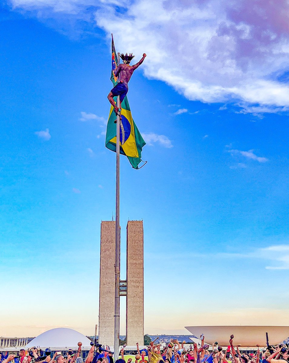 alice_pataxo's tweet photo. O lugar onde o Brasil começou não respeita os próprios filhos da terra, somos esquecidos, silenciados, comemoram em cima de nossa dor a invasão desse lugar. https://t.co/BM8kA1i0Uz