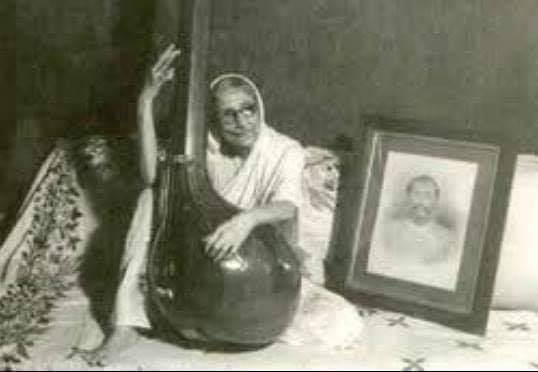 kansenclub's tweet photo. Remembering the legendary vocalist & guru of the BhendiBazaar gharana, Vid. #AnjanibaiMalpekar aka Mai ji (22 Apr 1883 – 7 Aug 1974). 💐🙏
- 1st woman to be awarded with the @sangeetnatak fellowship
- One of the mentors of Kumar ji, Kishori ji, Begum Akhtar ji & many stalwarts https://t.co/QGNdeS5TIv