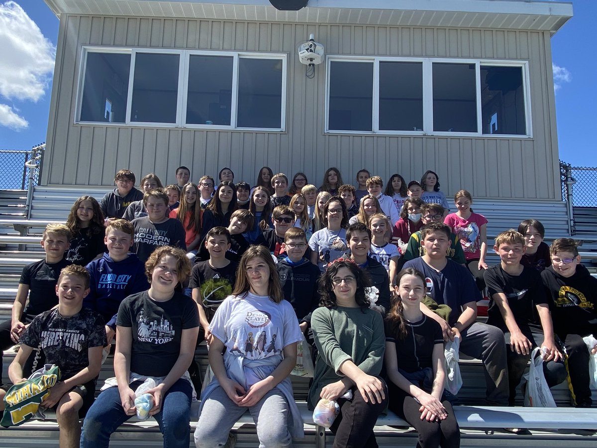 Pictures from the Easter Egg Hunt we had before spring break 🐣6th grade had an AWESOME time!