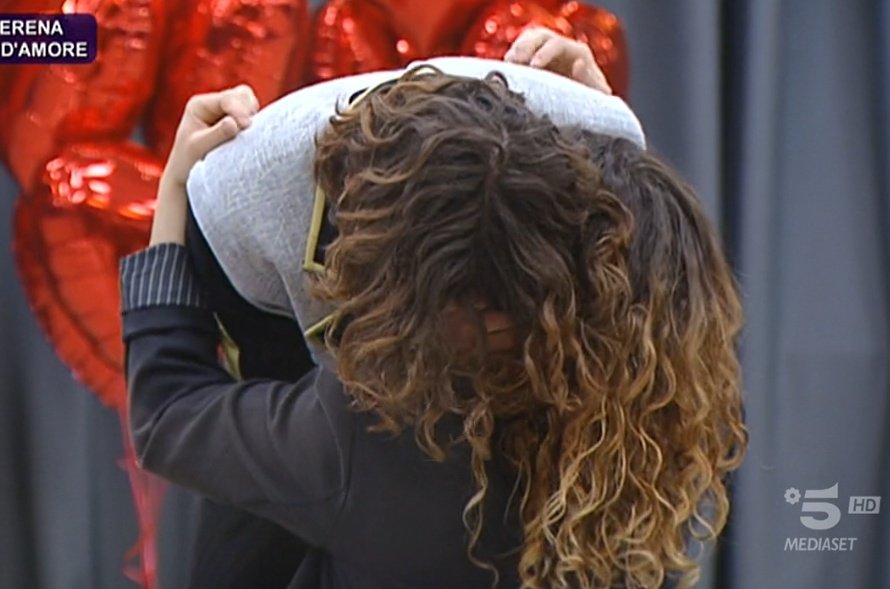 heythereelena's tweet photo. pov: non sai dove finiscono i capelli di albe e iniziano quelli di serena
#amici21 https://t.co/8CkNttmw82