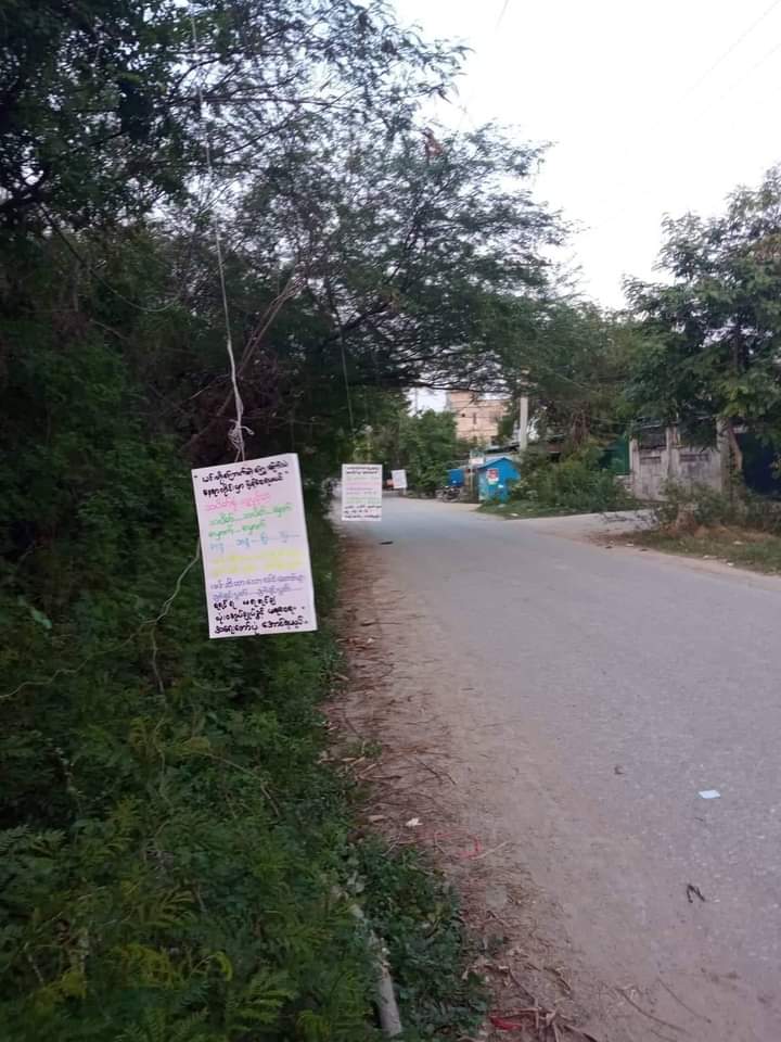 kayaprilnyein1's tweet photo. Mandalay youths hunged the Anti-military paper boards by tying cable ropes on the roadside of Mandalay.

#GenocideAwarenessMonth
#GenocidalMilitary #2022Apr22Coup
#WhatsHappeningInMyanmar https://t.co/e5BCiB6rGA