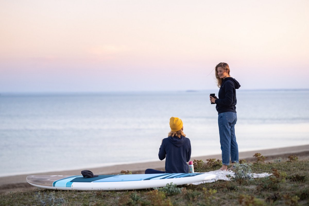 standuppaddletv's tweet photo. Good friends, a warm drink, SUP, and a sunset — it’s the simple pleasures 😊
#supconnect 

📸: @tahesport https://t.co/PpGqcy04MM
