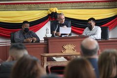 Junt0sxTachira's tweet photo. #ReporteBernal88
#Entérate
Gobernador del #Táchira @FreddyBernal realizó reunión del Consejo de Gobierno con todos los directores y entes descentralizados de la Gobernación para revisar los planes y proyectos que se están realizando y se ejecutarán en la región andina. https://t.co/EeHxdyeI7V