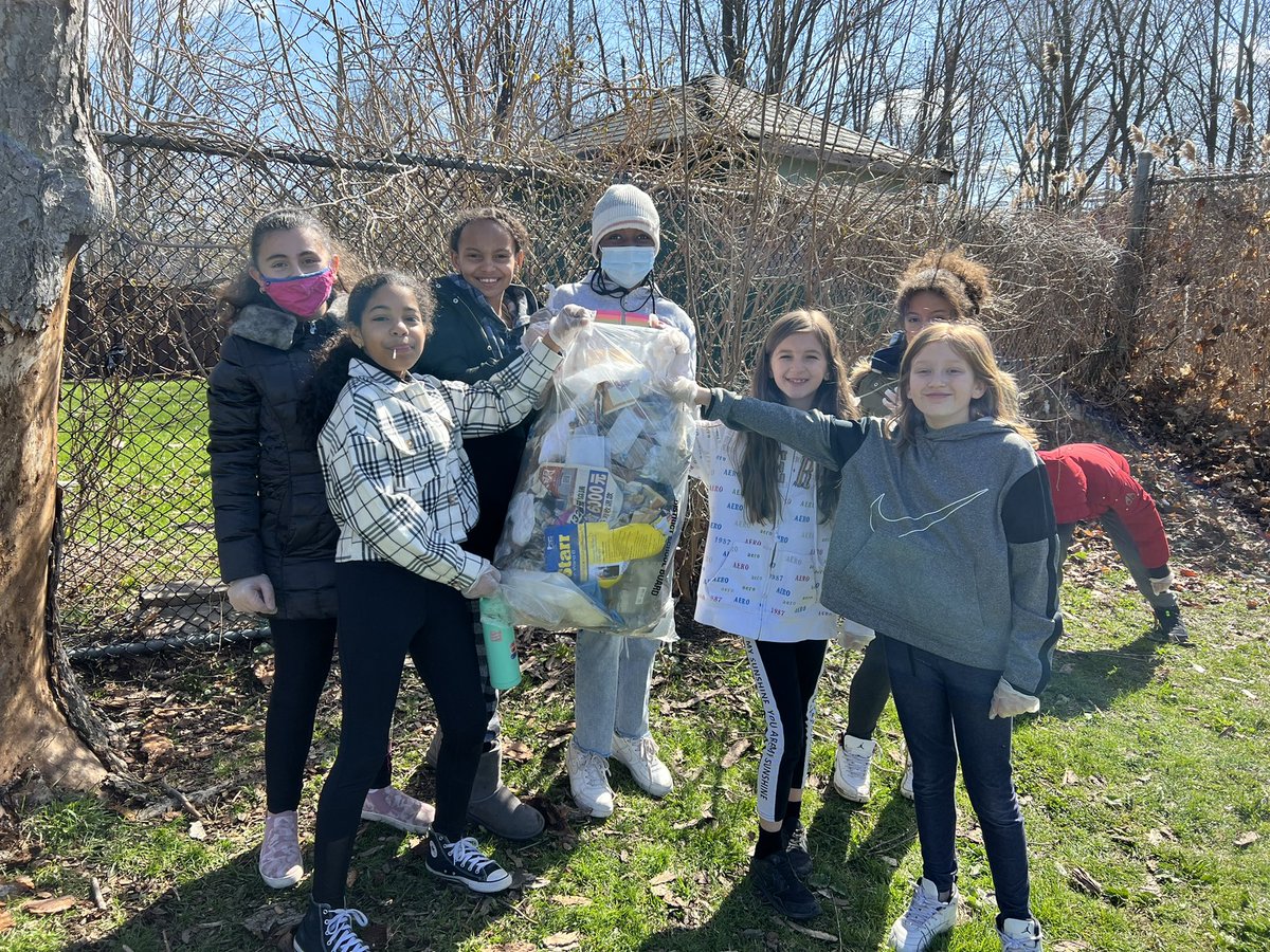 MrsAzizsClass1's tweet photo. School clean up! #EarthDay2022 https://t.co/iSL4J4qiGe