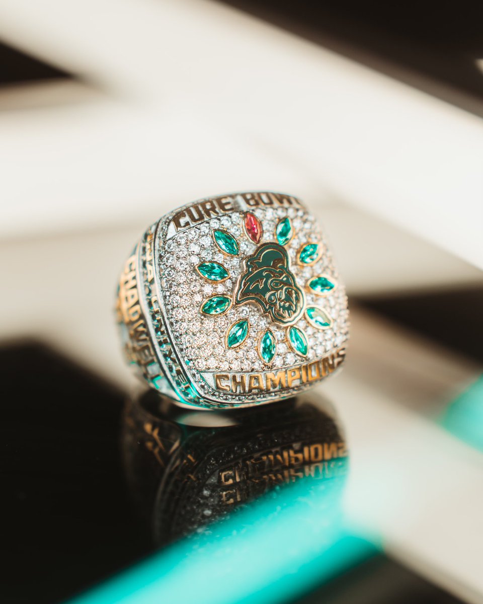 CoastalFootball's tweet photo. 2021 Cure Bowl Champions sure has a nice 💍 to it 🏆

#BEL1EVE | #STRIKETHESTONE | #TEALNATION https://t.co/3ifGZOvOpe