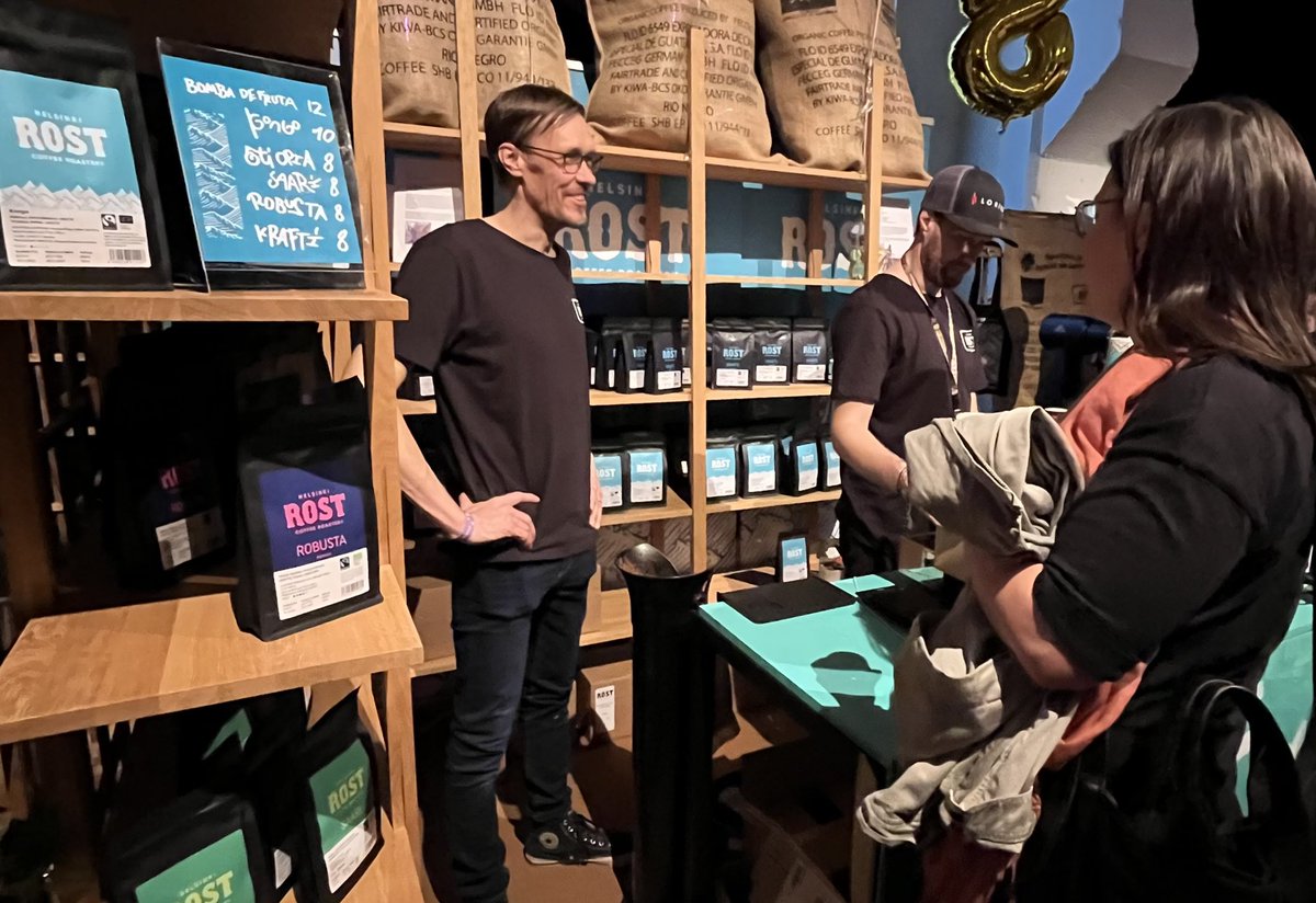 nousjk's tweet photo. Happy to end the work week discussing #sustainability in coffee in front of live audience and try some super dark #fairtrade roasts 💚
#helsinkicoffeefestival @Reilukauppa @LeenaKummu @ProLuomu @Pauliggroup @kaffecentralen_ #makeacoffee @HelCoffeeFest @kaapelitehdas https://t.co/byhjzFIIfk