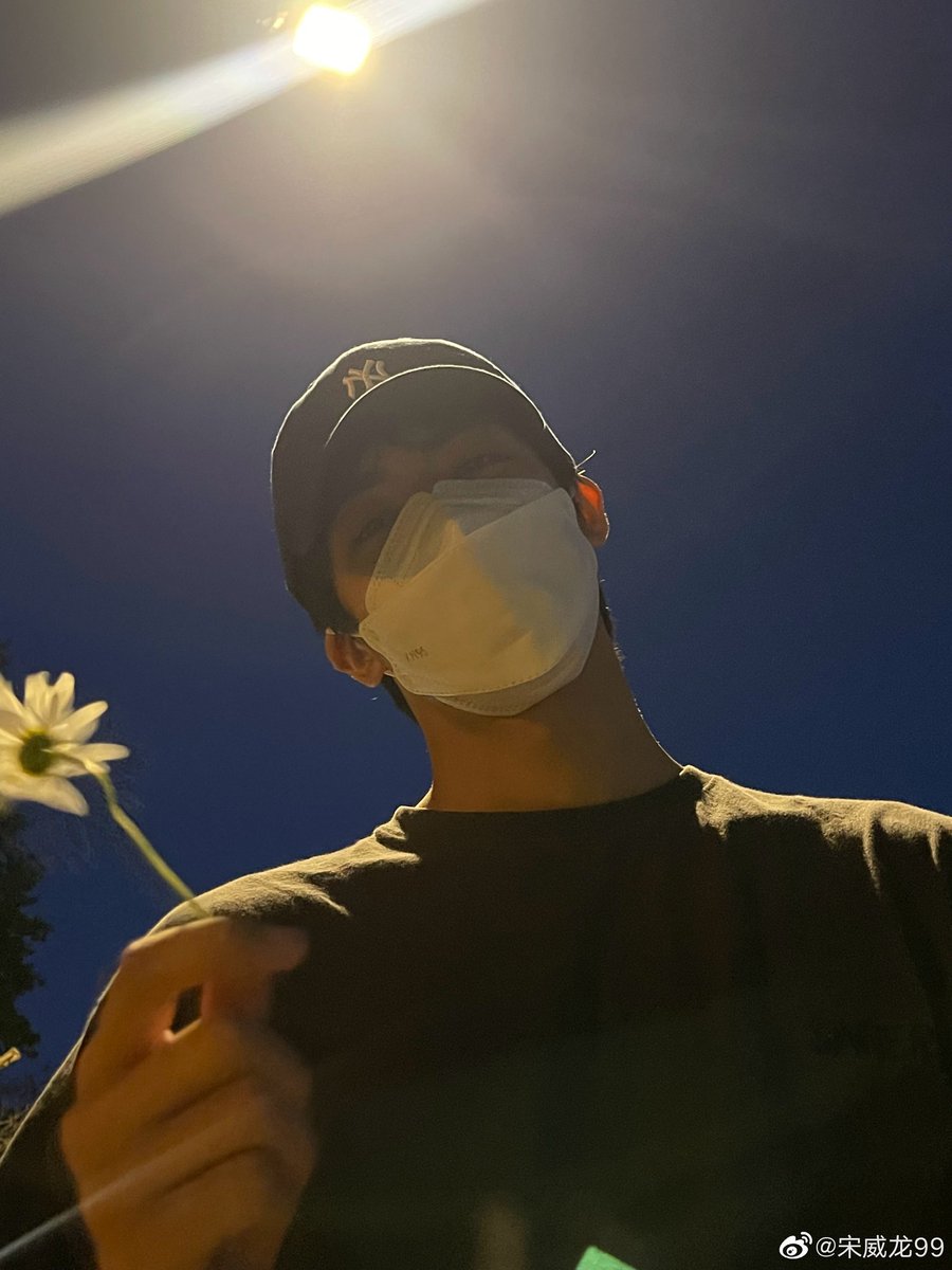 - 220422 -
weibo update 
《 #Songweilong #宋威龙 》