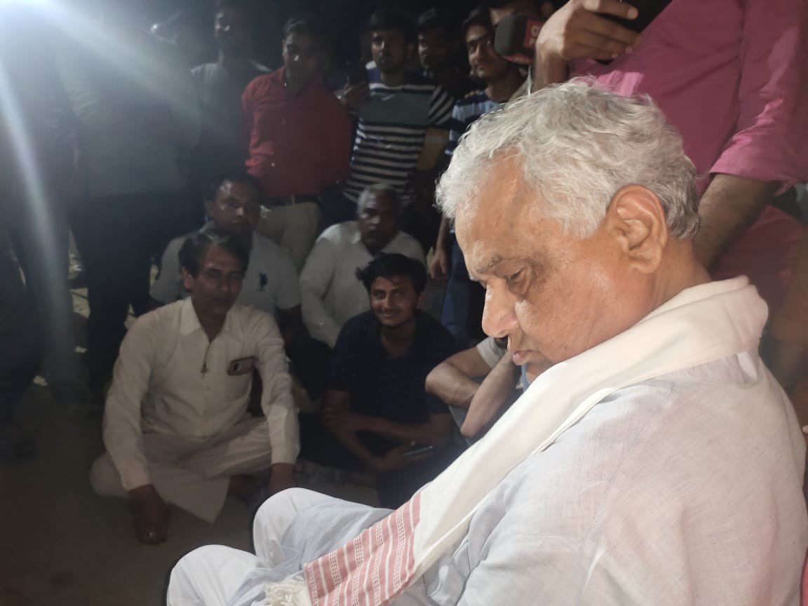 राजगढ़ में 300 वर्ष पुराने शिव मंदिर को तोड़ने के विरोध में मैं यहीं पुलिस थाने के सामने धरने पर बैठा हूं यह मंदिर सरकार की मिलीभगत से तोड़ा गया है। 

मैंने कुछ दिन पहले कहा था कि "गहलोत" अब्दुल गहलोत खान बन गया है आज उन्होंने फिर से साबित कर दिया कि वे बहुसंख्यक समाज के खिलाफ है