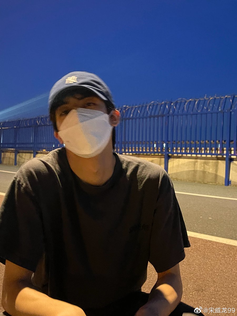 - 220422 -
weibo update 
《 #Songweilong #宋威龙 》