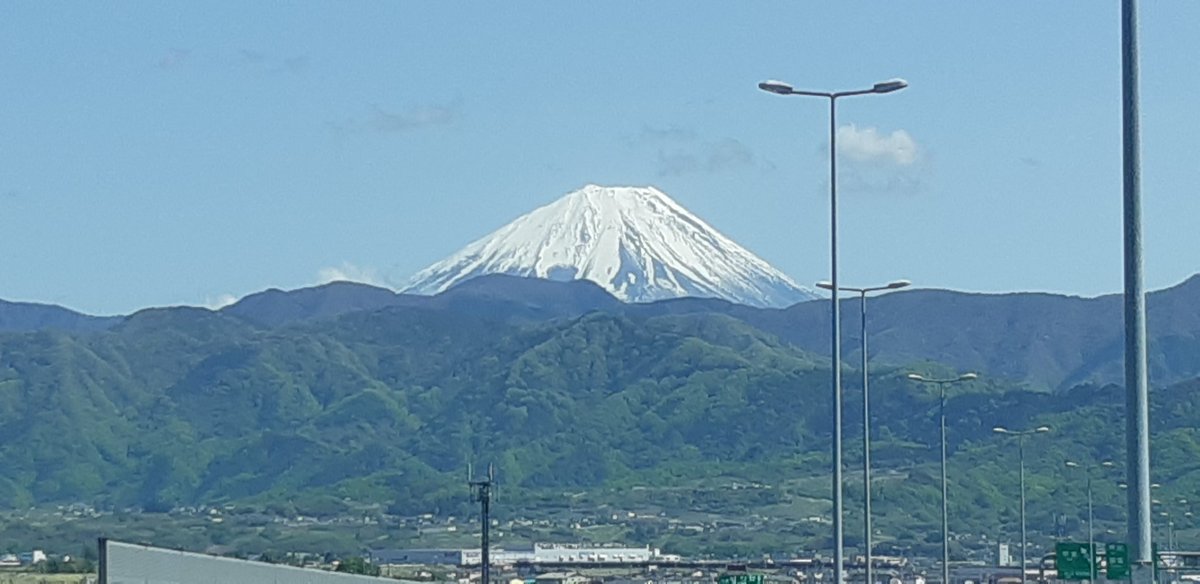 今日は南アルプス市内でお仕事でしたぁ💨帰り道の環状線からの富士山🗻雪解けが進んで山肌がだいぶ見えてきた～👀山梨は今日も明日も29℃予報‼️暑い～☀️😵💦もう初夏を通り越して夏だねーっ☀️里山は