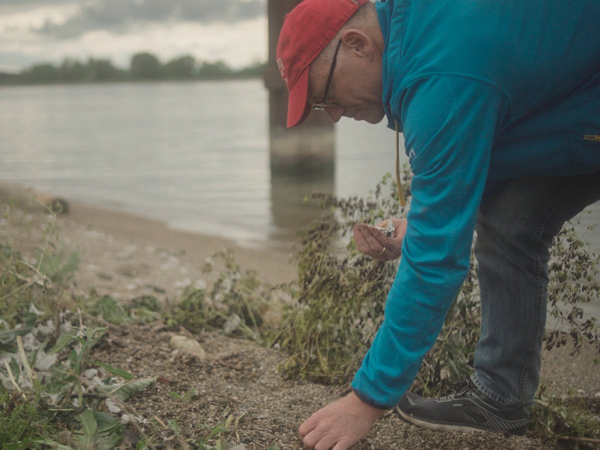 Warum Chemieprofessor Andreas Fath 2.700 km die Donau runterschwimmt? Weil jeden Tag 4 t Plastik über die Donau ins Schwarze Meer gelangen. Wir unterstützen sein Projekt cleandanube. Folgen Sie ihm unter @RheinesWasser #EarthDay2022 #InTouchWithOurPlanet © Shane McMillan/AWP