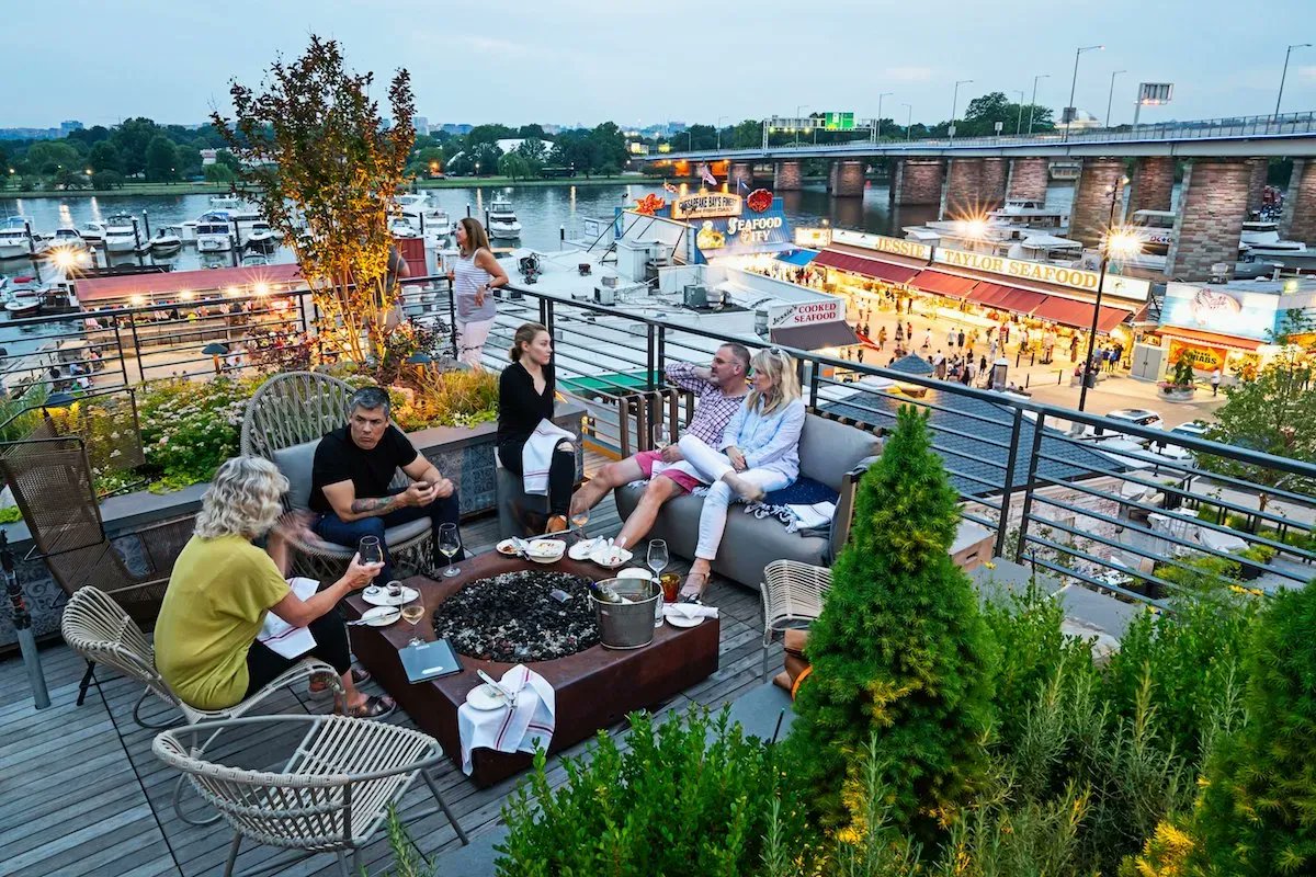 It’s sunny, and freakishly gorgeous weather in #DC. And you know it won’t last long. Read on to find out where to make the most of the outdoors while you sip a delicious drink and/or dig into something tasty. buff.ly/3O65TJn #DCweekend #Friyay #MoCo #DCfoodies #DCpatios