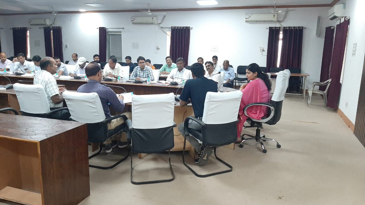 DmDungarpur's tweet photo. @RajCMO 
@ashokgehlot51 @AshokChandnaINC @DIPRRajasthan 
#Dungarpur 
जिला कलक्टर चौधरी ने ली राजस्व अधिकारियों की बैठक, अतिक्रमण की प्रभावी मॉनिटरिंग करने एवं लंबित सूचनाओं को तत्काल भेजने के दिये निर्देश । https://t.co/SDQ2EGxlmi