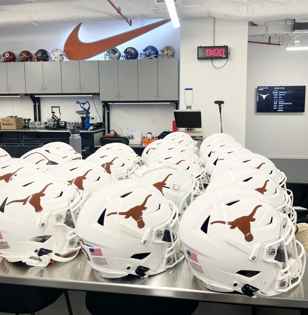 UTexasEquipment's tweet image. Nothing beats a Friday morning helmet sesh! 🤘 #SpringGameReady