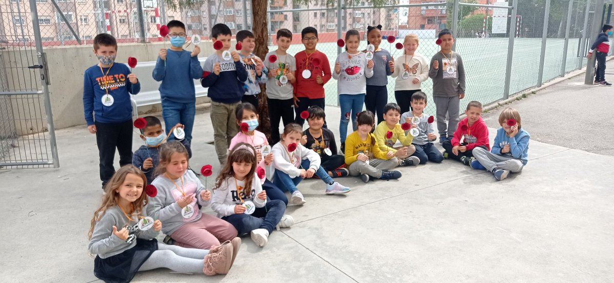 EscolaMariaWard's tweet photo. #2EPB 🐲Sant Jordi 22 🌹📚 https://t.co/xsl7Gf8OCF
