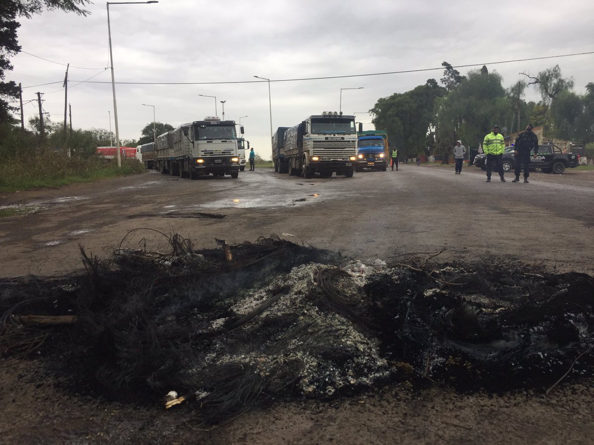 germanboti's tweet photo. “Si recuperan la que se choreo Vicentin hacen 10 autopistas” le grita un vecino a las referencias políticas que se hicieron presentes https://t.co/0x5jhq5Ozt
