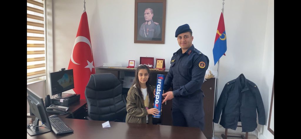 BalSehit's tweet photo. 23 Nisan’da öğrencilerimiz temsili makamlara oturup bir saatliğine de olsa Kaymakam, Belediye Başkanı, İlçe Jandarma Komutanı, Emniyet Amiri ve Milli Eğitim Müdürü oldular. Makamın gerçek sahipleri öğrencilerimize çeşitli hediyeler verdiler. https://t.co/Ky7CYO834U