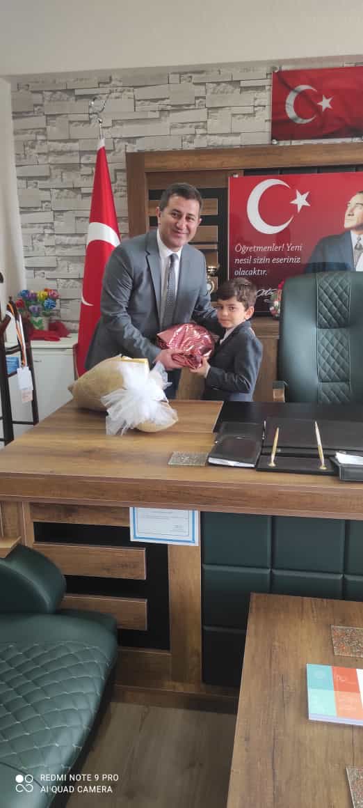 BalSehit's tweet photo. 23 Nisan’da öğrencilerimiz temsili makamlara oturup bir saatliğine de olsa Kaymakam, Belediye Başkanı, İlçe Jandarma Komutanı, Emniyet Amiri ve Milli Eğitim Müdürü oldular. Makamın gerçek sahipleri öğrencilerimize çeşitli hediyeler verdiler. https://t.co/ZRj8P7DQOJ
